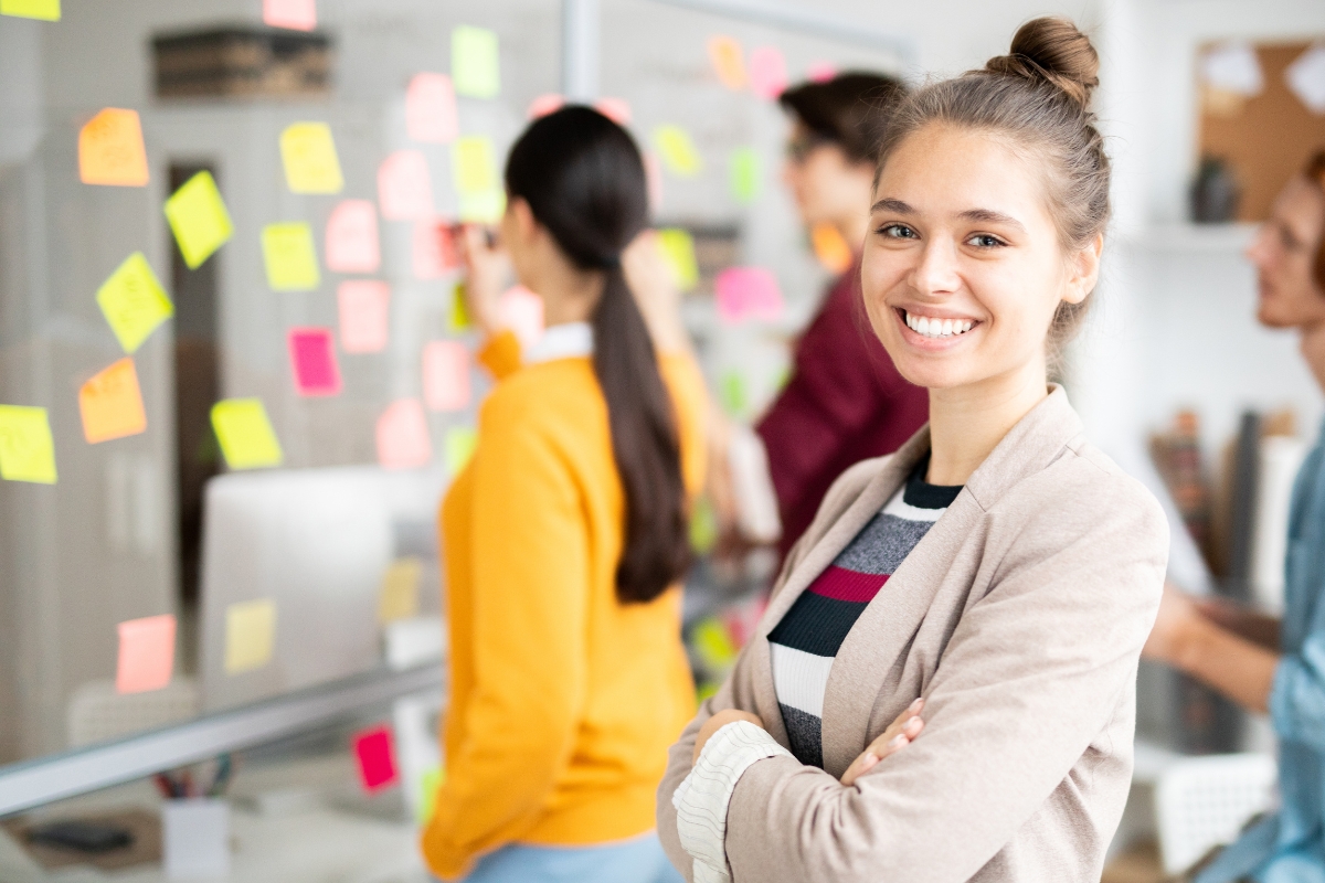 Chica sonriente en entorno laboral